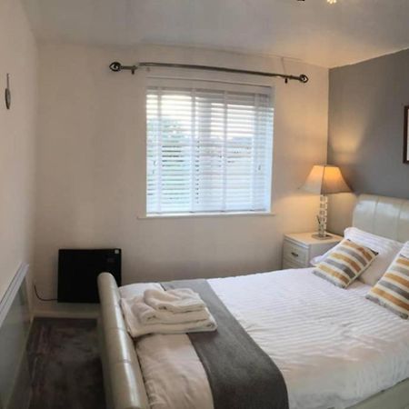 Apartament 2-Bed Sleeps 4 Comfy For Contractors With Free Parking In Crawley Near Gatwick Manor Royal Refurbished Zewnętrze zdjęcie