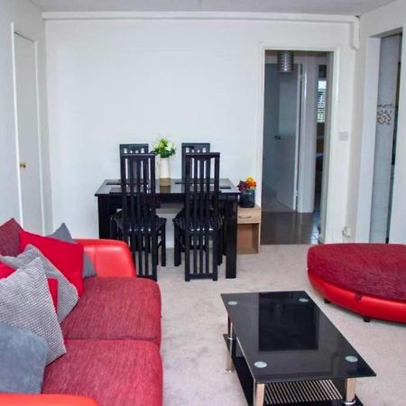 Apartament 2-Bed Sleeps 4 Comfy For Contractors With Free Parking In Crawley Near Gatwick Manor Royal Refurbished Zewnętrze zdjęcie