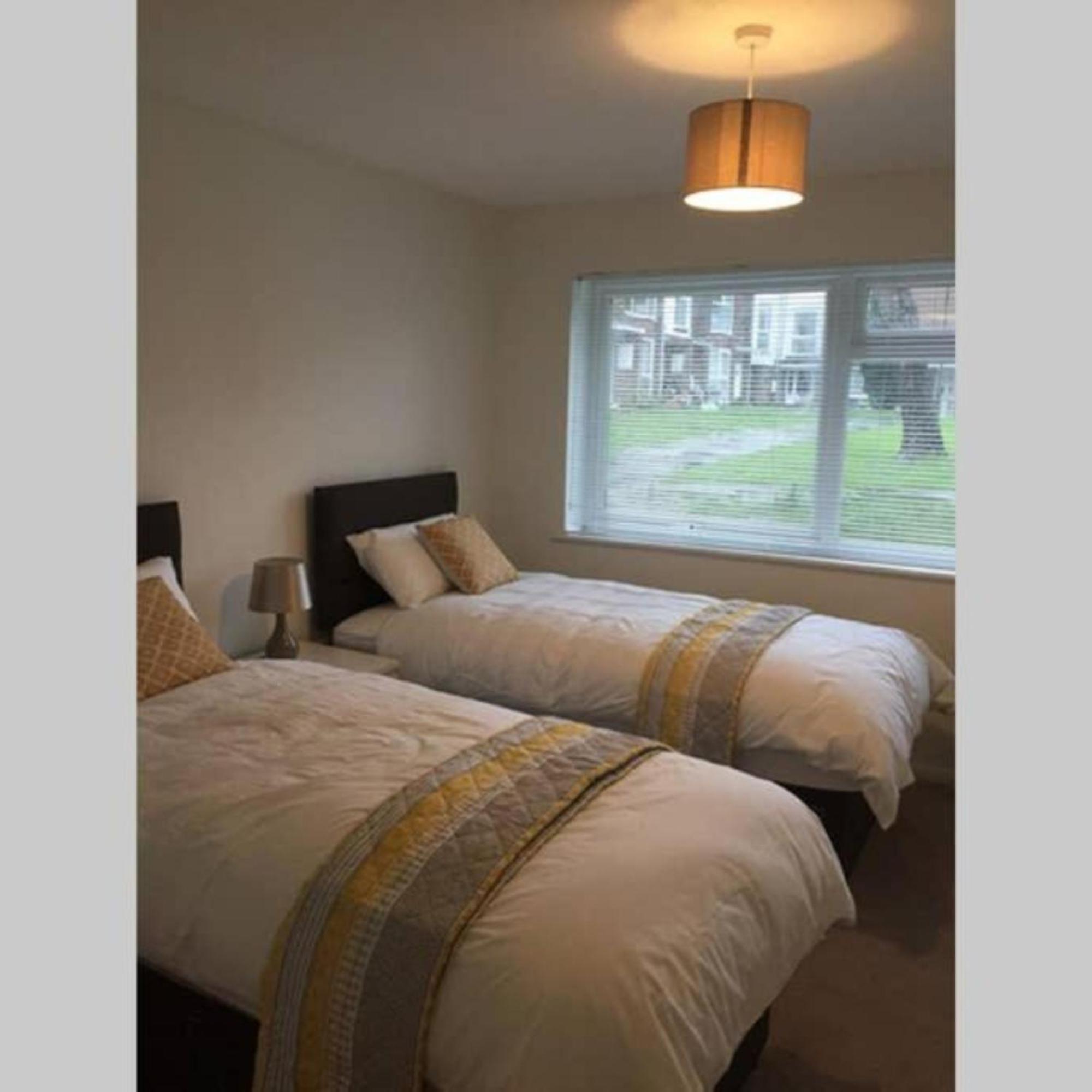 Apartament 2-Bed Sleeps 4 Comfy For Contractors With Free Parking In Crawley Near Gatwick Manor Royal Refurbished Zewnętrze zdjęcie