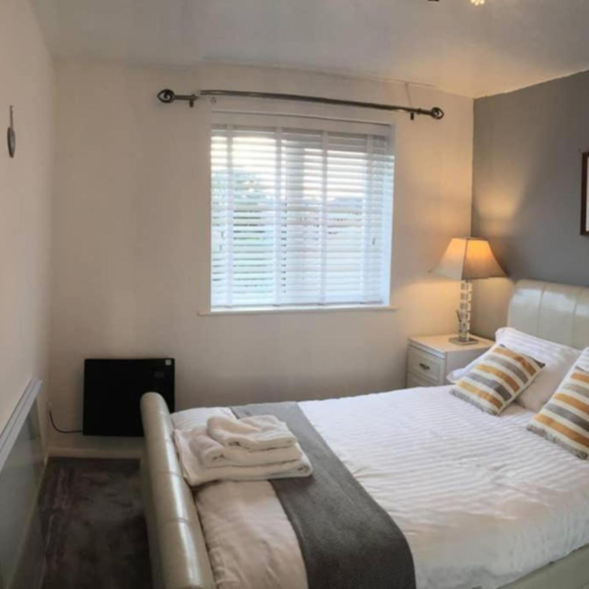 Apartament 2-Bed Sleeps 4 Comfy For Contractors With Free Parking In Crawley Near Gatwick Manor Royal Refurbished Zewnętrze zdjęcie