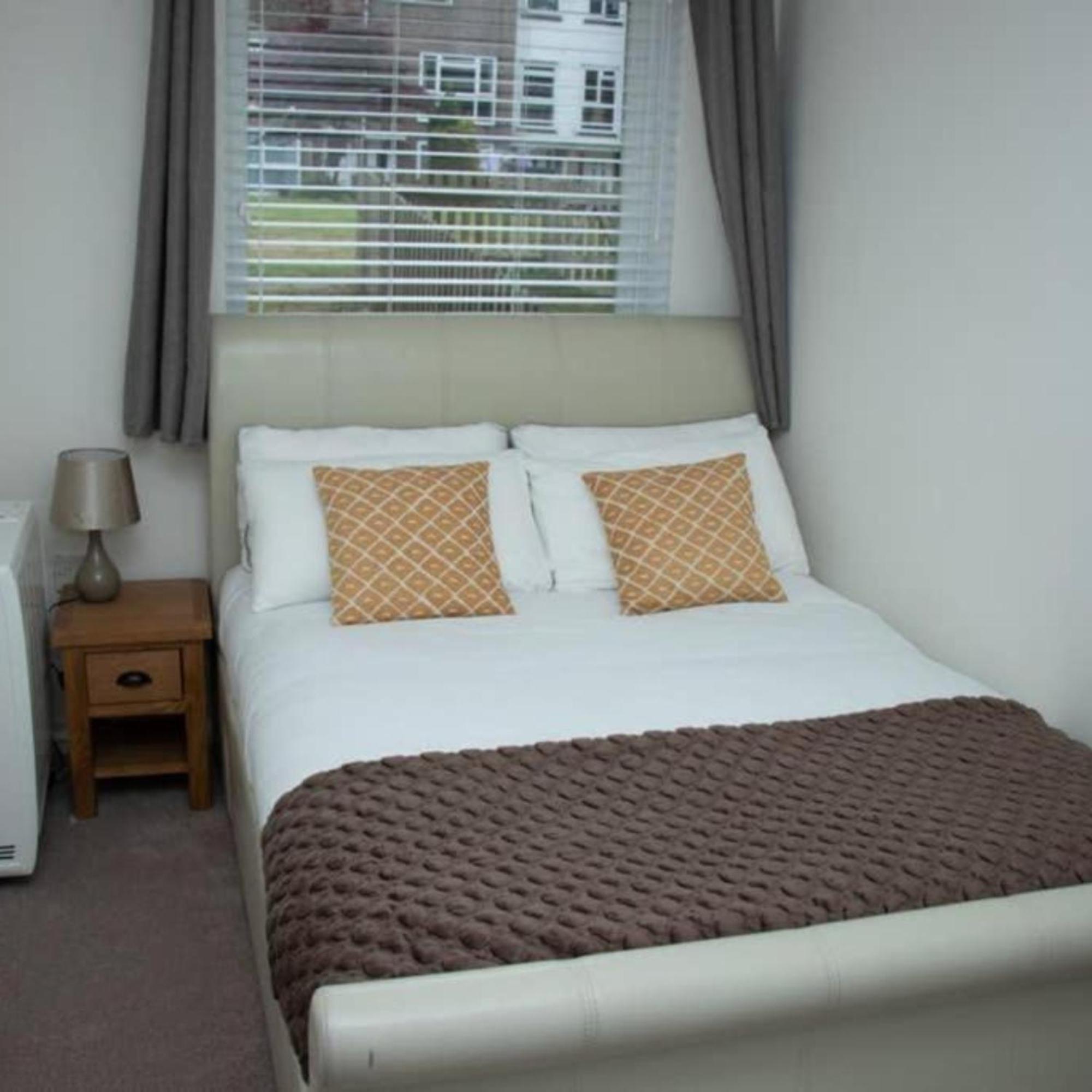 Apartament 2-Bed Sleeps 4 Comfy For Contractors With Free Parking In Crawley Near Gatwick Manor Royal Refurbished Zewnętrze zdjęcie