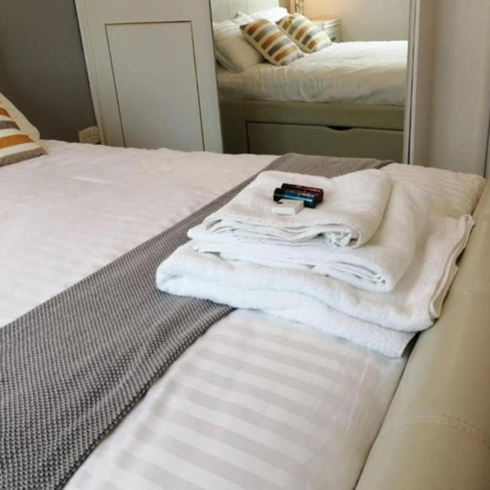Apartament 2-Bed Sleeps 4 Comfy For Contractors With Free Parking In Crawley Near Gatwick Manor Royal Refurbished Zewnętrze zdjęcie