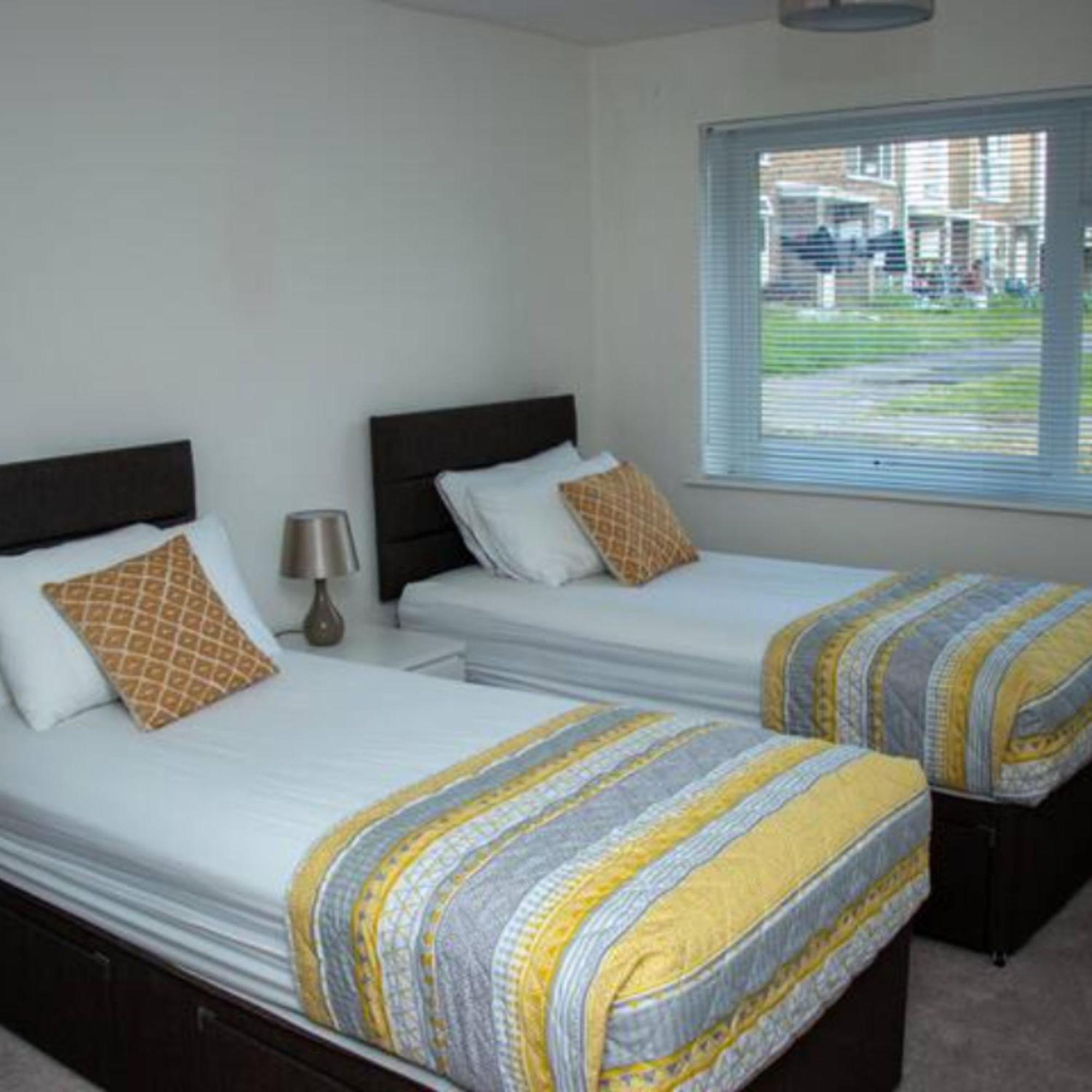 Apartament 2-Bed Sleeps 4 Comfy For Contractors With Free Parking In Crawley Near Gatwick Manor Royal Refurbished Zewnętrze zdjęcie