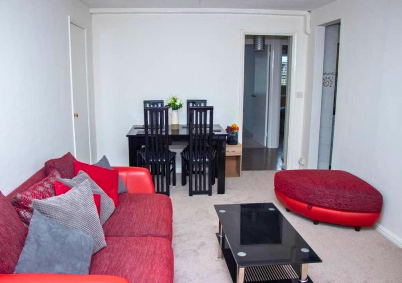 Apartament 2-Bed Sleeps 4 Comfy For Contractors With Free Parking In Crawley Near Gatwick Manor Royal Refurbished Zewnętrze zdjęcie