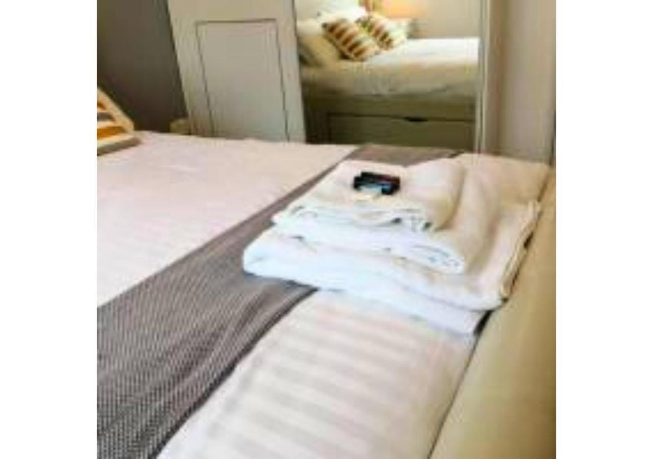 Apartament 2-Bed Sleeps 4 Comfy For Contractors With Free Parking In Crawley Near Gatwick Manor Royal Refurbished Zewnętrze zdjęcie