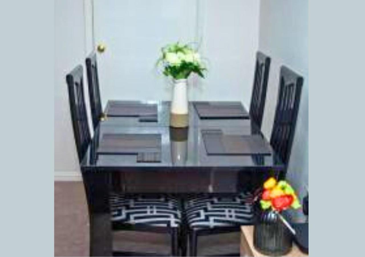 Apartament 2-Bed Sleeps 4 Comfy For Contractors With Free Parking In Crawley Near Gatwick Manor Royal Refurbished Zewnętrze zdjęcie