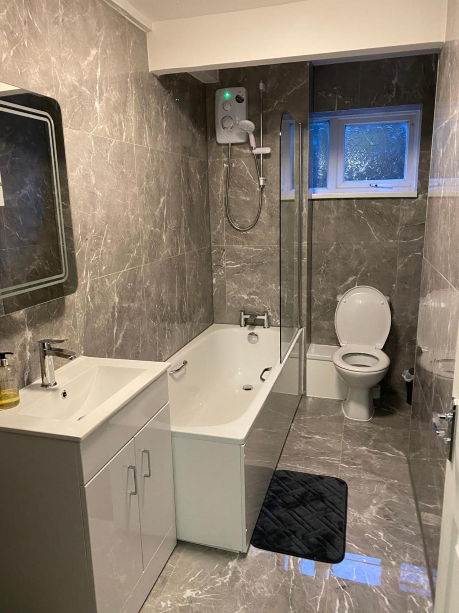 Apartament 2-Bed Sleeps 4 Comfy For Contractors With Free Parking In Crawley Near Gatwick Manor Royal Refurbished Zewnętrze zdjęcie