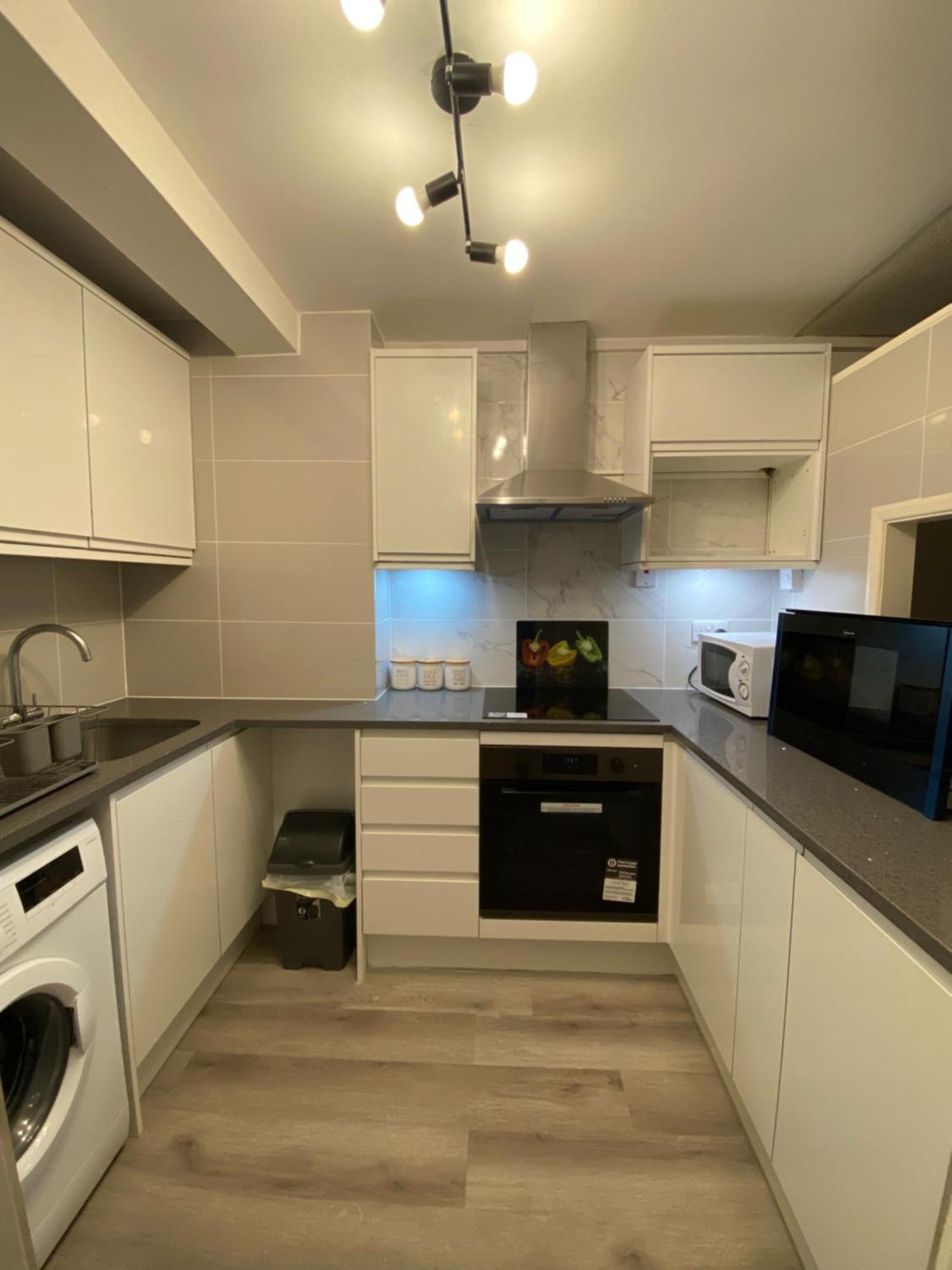 Apartament 2-Bed Sleeps 4 Comfy For Contractors With Free Parking In Crawley Near Gatwick Manor Royal Refurbished Zewnętrze zdjęcie