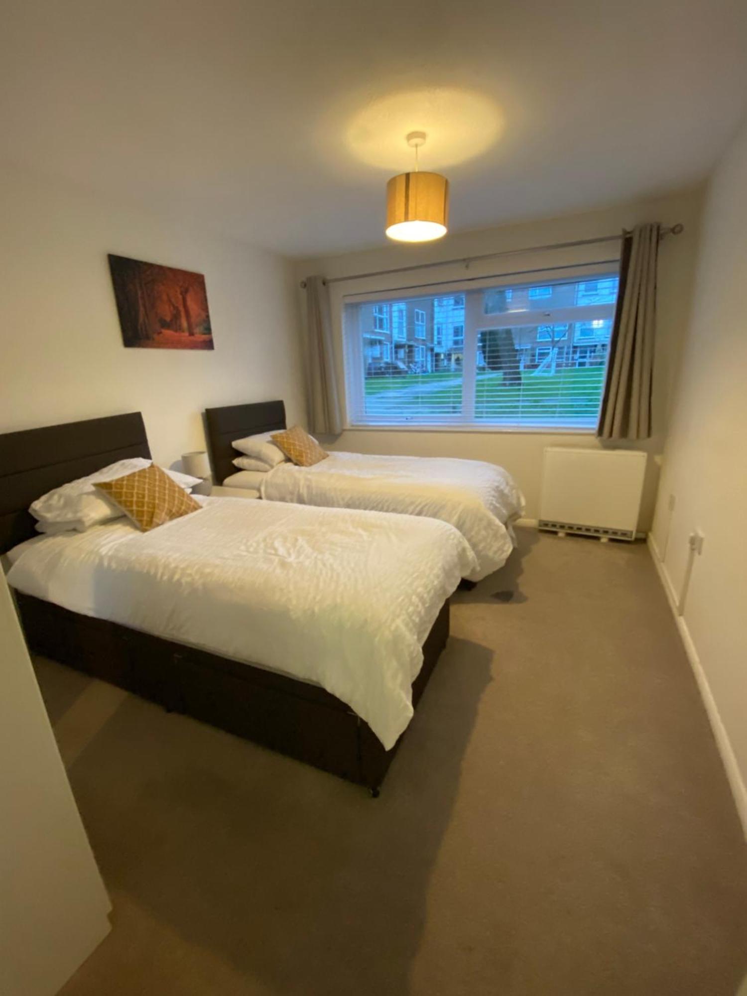 Apartament 2-Bed Sleeps 4 Comfy For Contractors With Free Parking In Crawley Near Gatwick Manor Royal Refurbished Zewnętrze zdjęcie