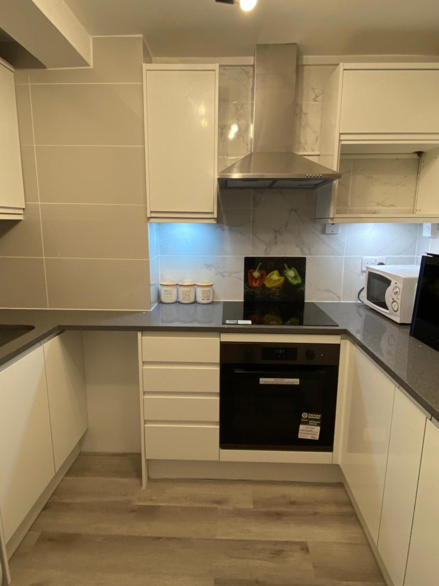 Apartament 2-Bed Sleeps 4 Comfy For Contractors With Free Parking In Crawley Near Gatwick Manor Royal Refurbished Zewnętrze zdjęcie