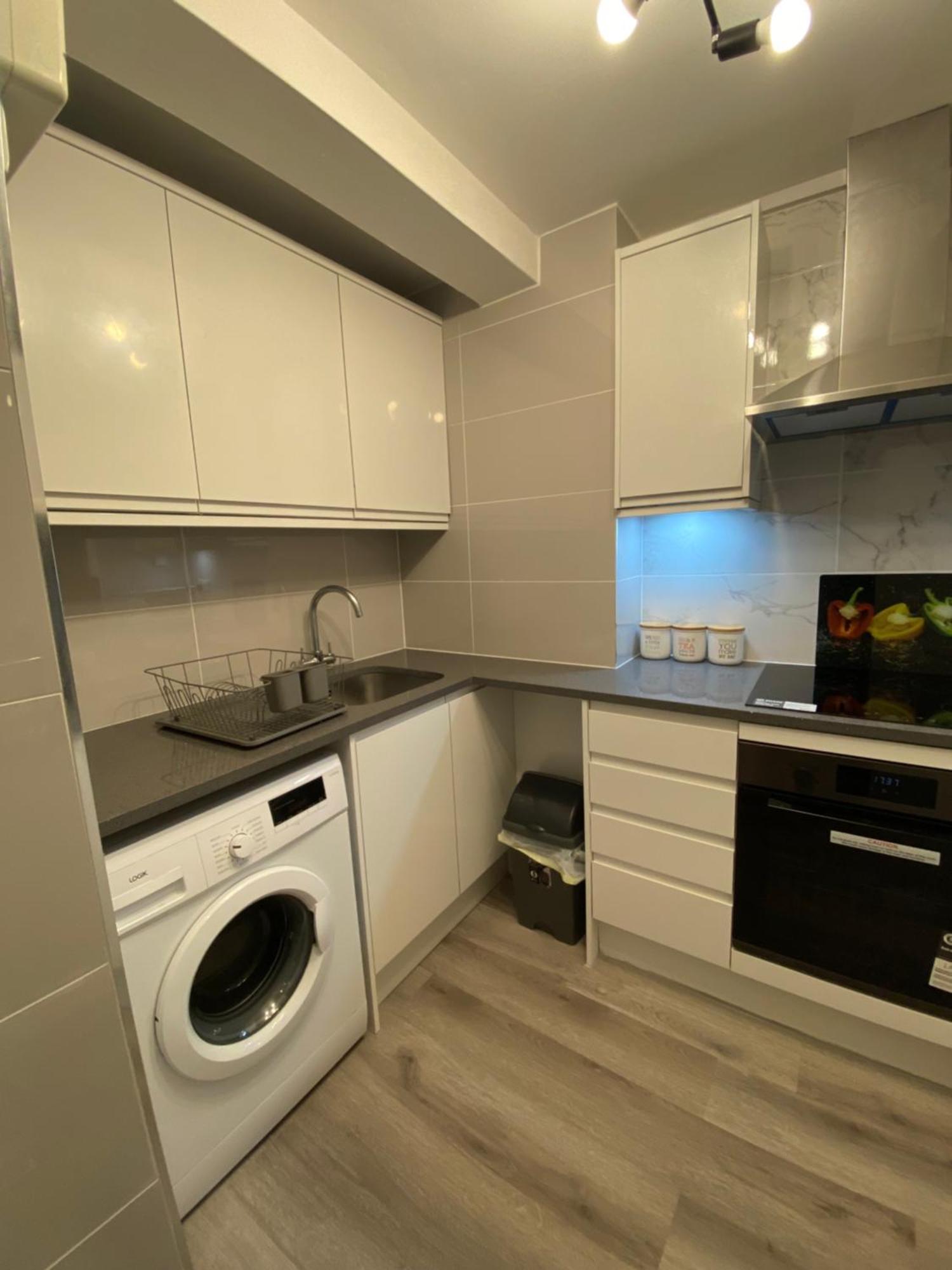 Apartament 2-Bed Sleeps 4 Comfy For Contractors With Free Parking In Crawley Near Gatwick Manor Royal Refurbished Zewnętrze zdjęcie