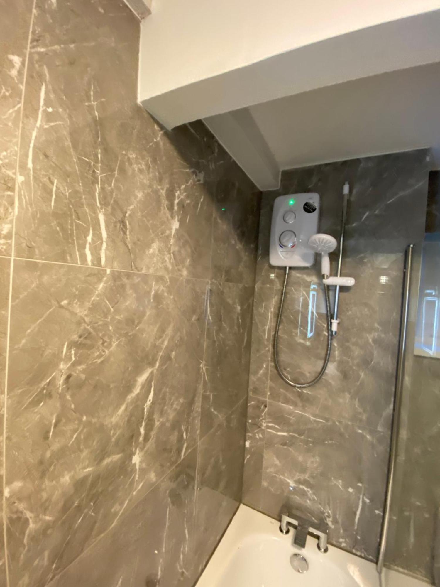 Apartament 2-Bed Sleeps 4 Comfy For Contractors With Free Parking In Crawley Near Gatwick Manor Royal Refurbished Zewnętrze zdjęcie
