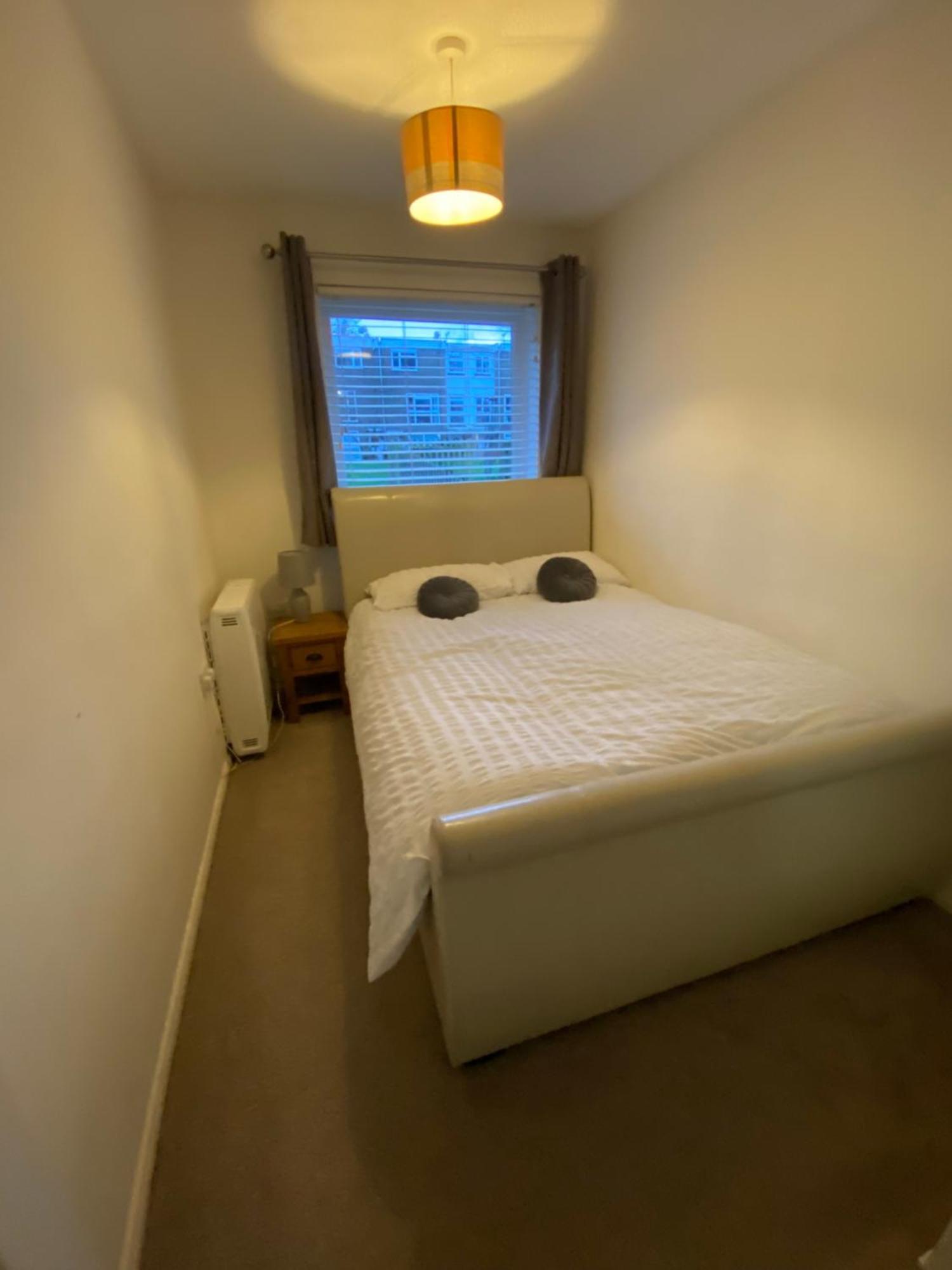 Apartament 2-Bed Sleeps 4 Comfy For Contractors With Free Parking In Crawley Near Gatwick Manor Royal Refurbished Zewnętrze zdjęcie