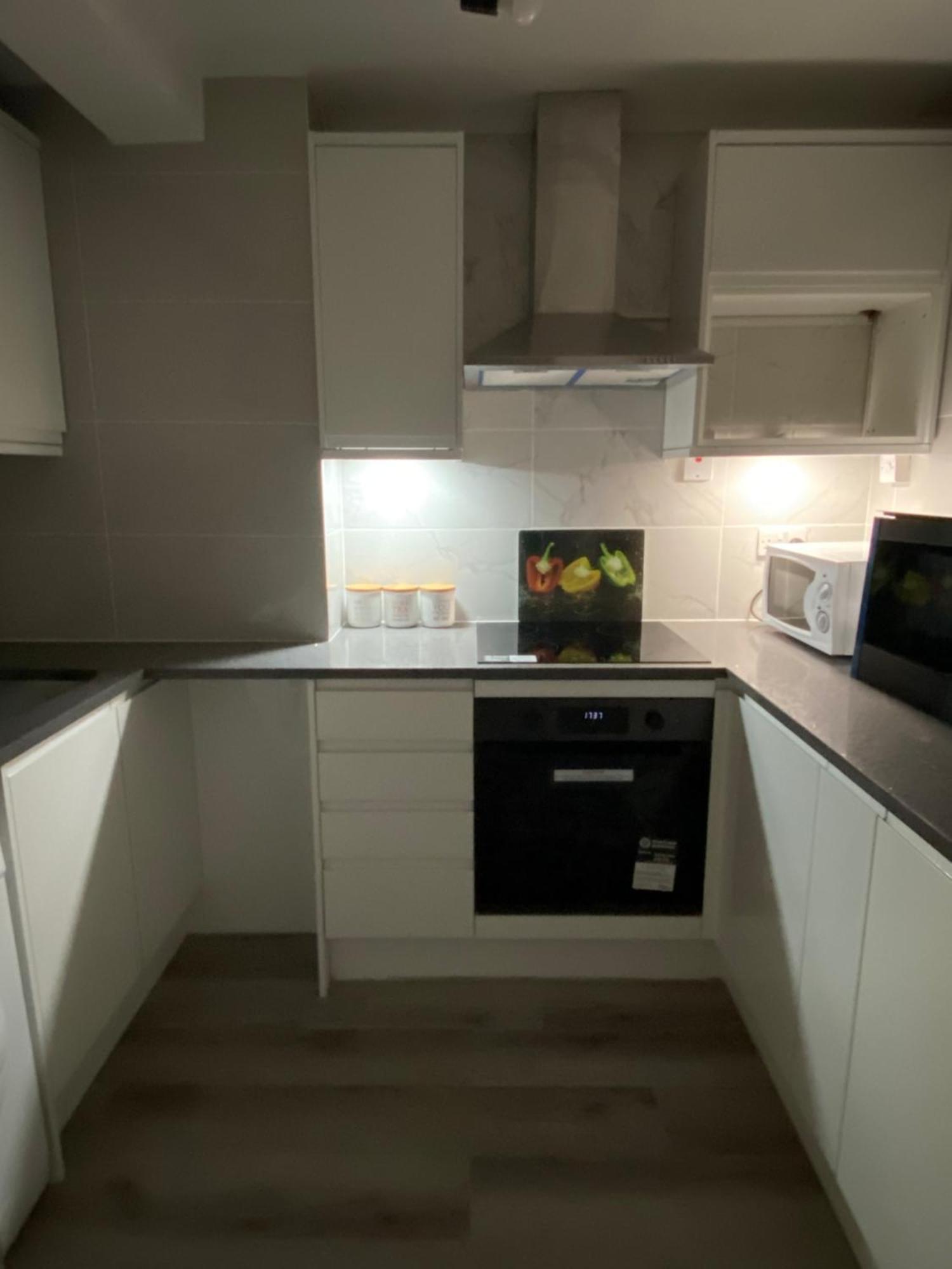 Apartament 2-Bed Sleeps 4 Comfy For Contractors With Free Parking In Crawley Near Gatwick Manor Royal Refurbished Zewnętrze zdjęcie